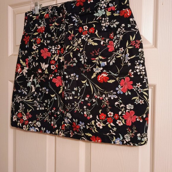 Croft & Barrow Effortless Stretch Skort Sz 10, Hi Rise, Black Floral, New - Picture 2 of 4